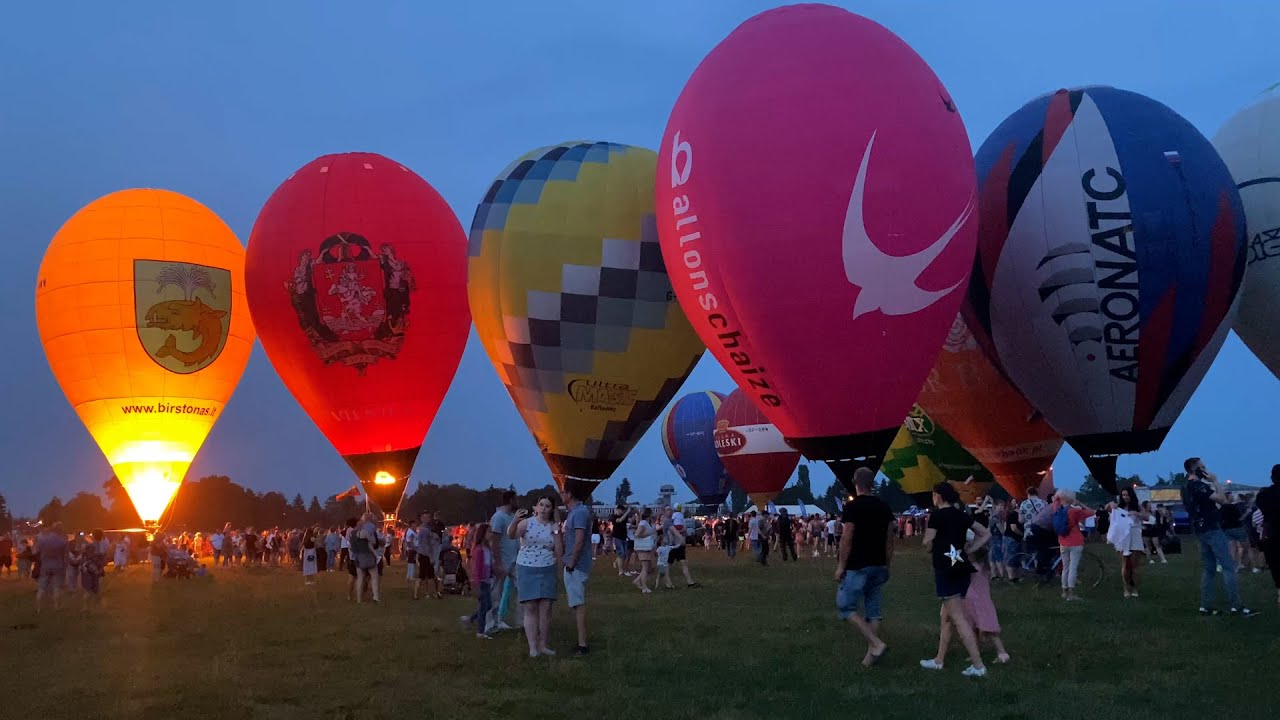 Nocny pokaz balonów