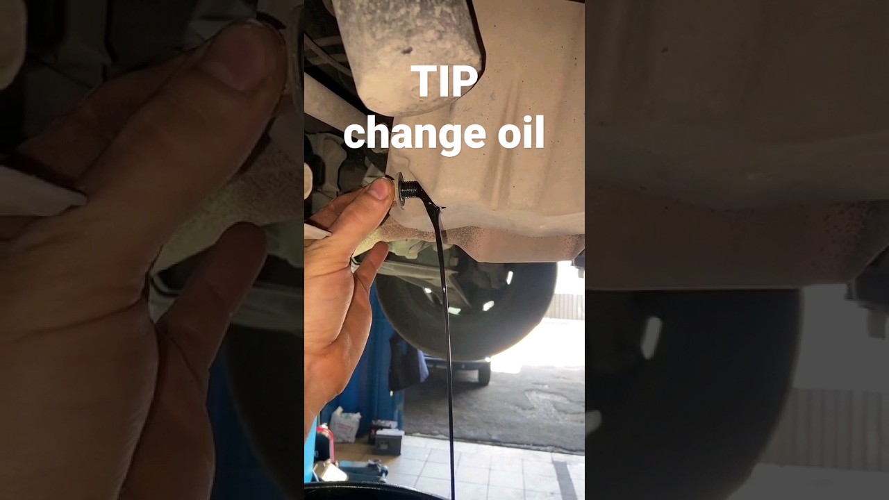 TIP: How to change oil without spilling oil on your hands #tips #diy #car #mechanic #shorts