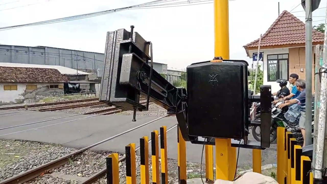 KA Jayabaya berangkat dari stasiun Sidoarjo bersamaan KA Jenggala masuk stasiun Sidoarjo