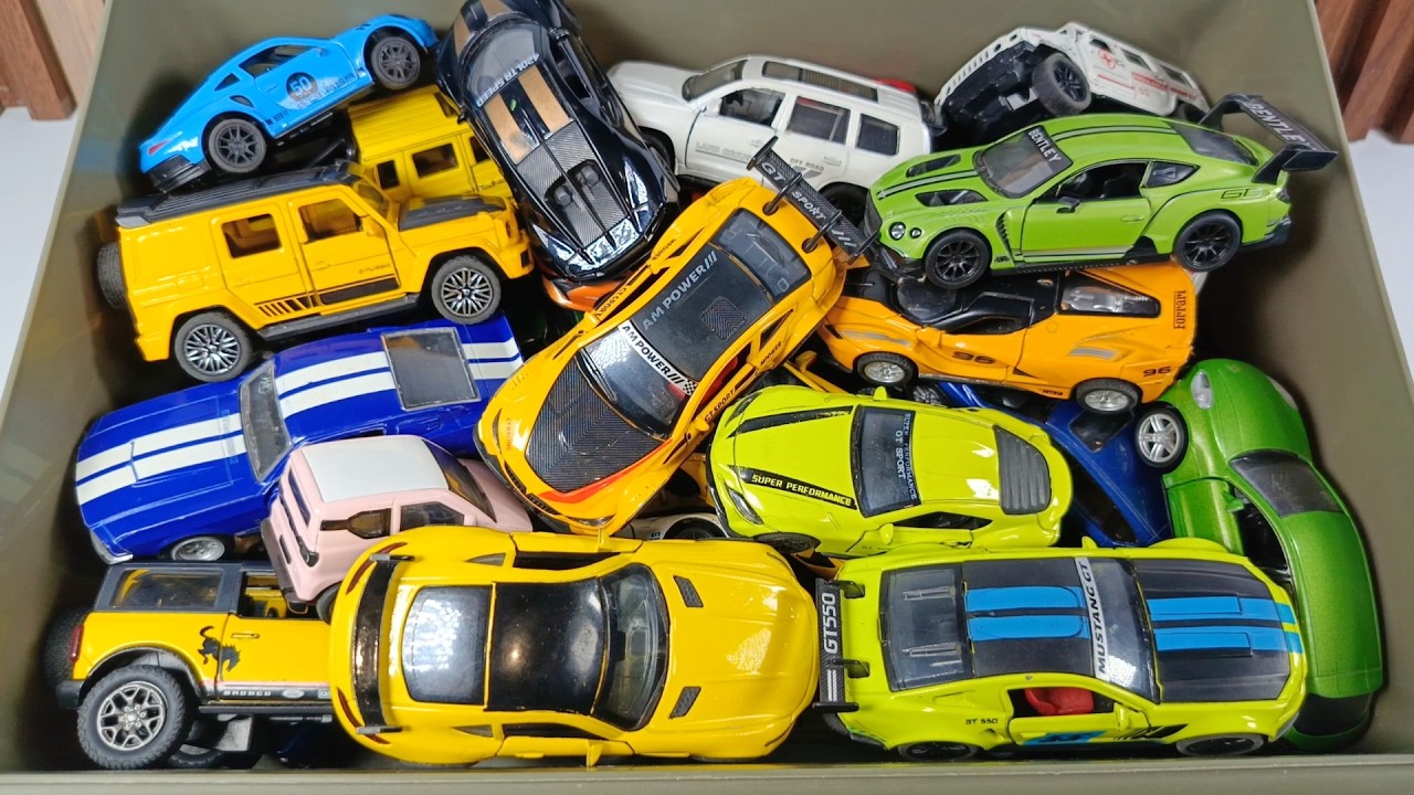 Vamos a elegir coches a escala diecast Lamborghini Aventador, Ferrari F8, Mustang Shelby, RAM TRX