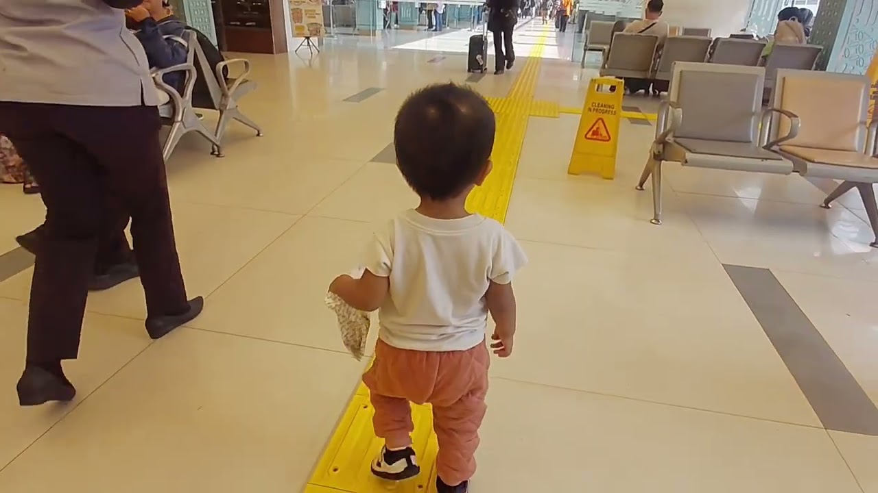 BERMAIN DI PLAYGROUND STASIUN PASAR SENEN