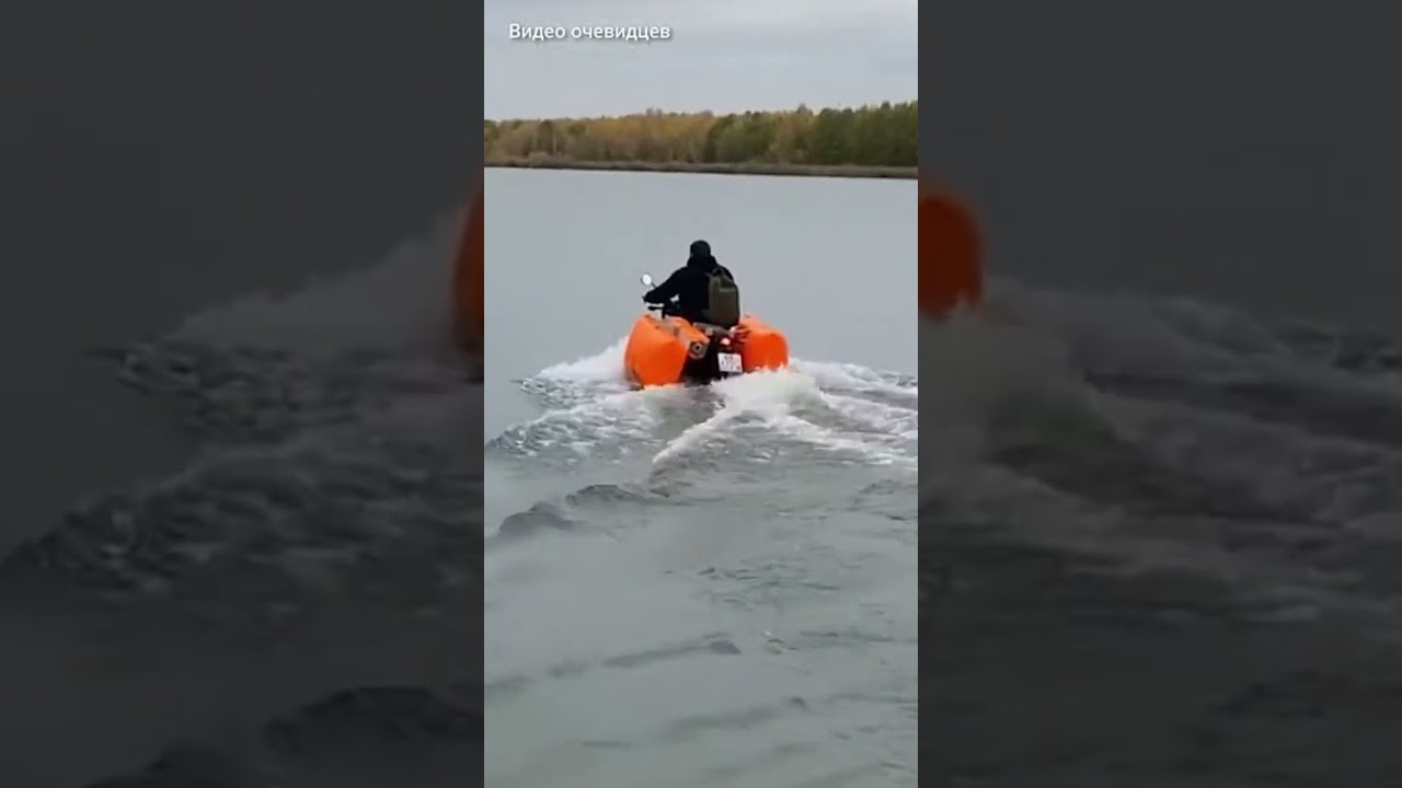 Мужик был уверен, что поедет по воде... но мотоцикл решил иначе