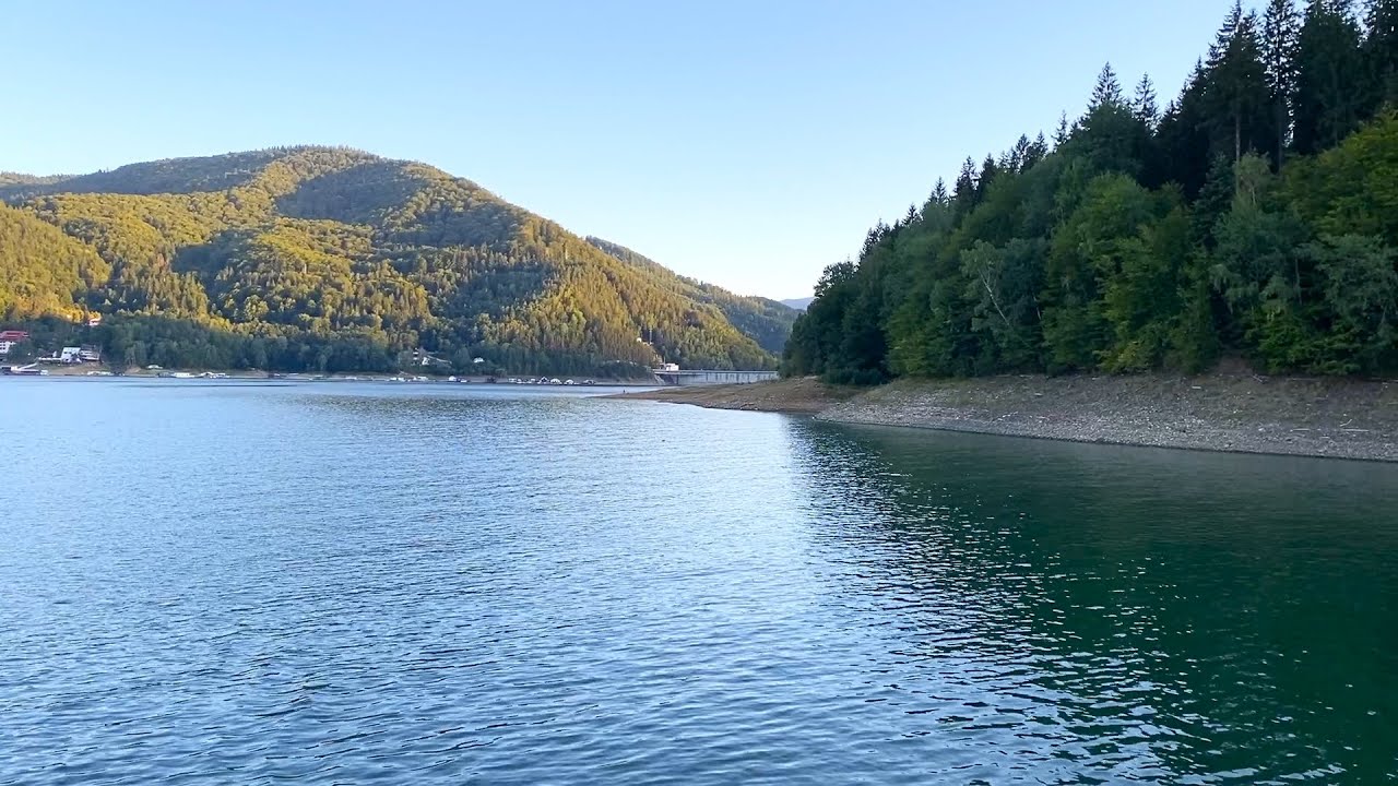 Lacul Izvorul Muntelui Bicaz la Apus – Plimbare de Seară cu Peisaje Spectaculoase