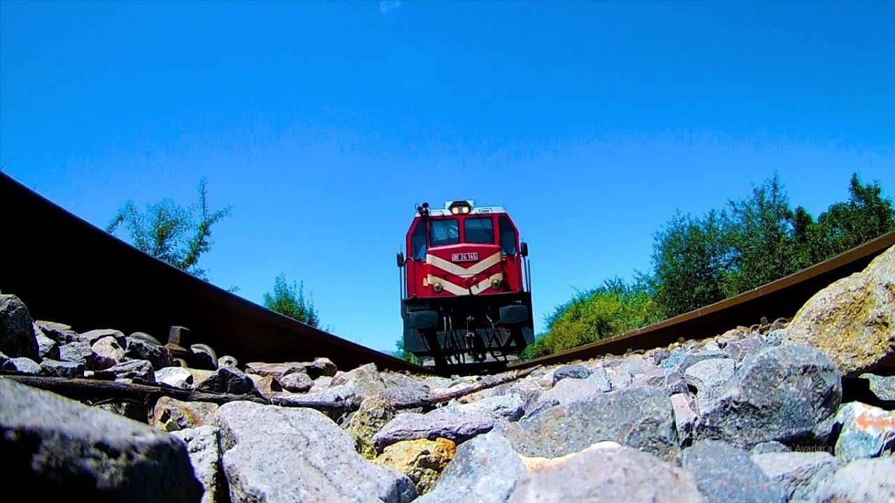 TCDD DE 24145 trenin geçişi ve tren altı görüntüsü.