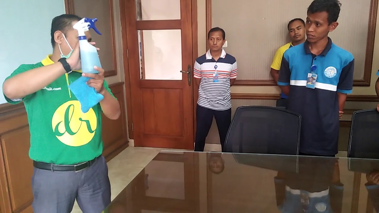 Praktik Dusting - Training cleaning service by Duta Resik