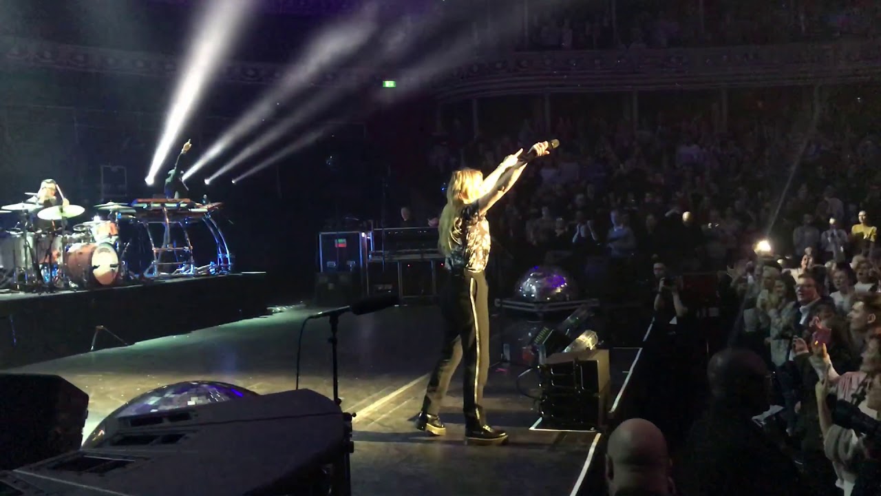 Ellie Goulding Live in London // Outside