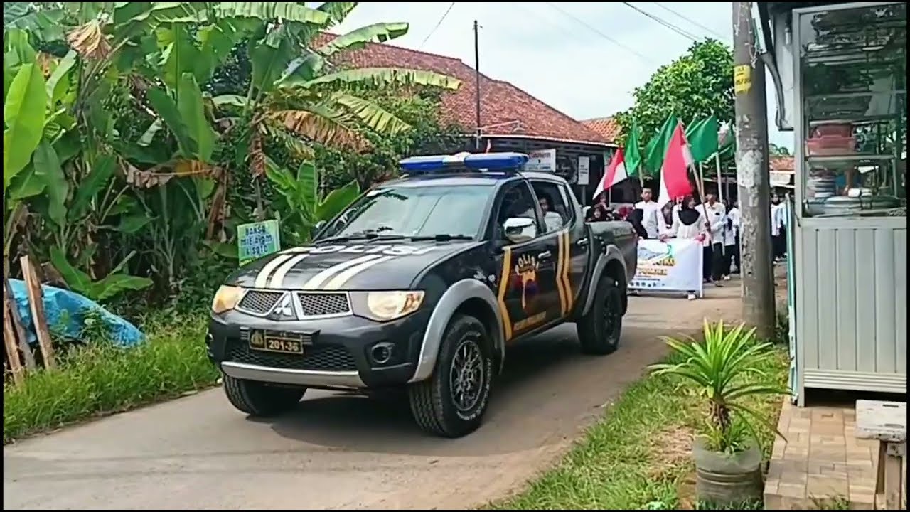 Acara kirab Ngarak mustoko di desa waru lor kecamatan Wiradesa #drumband #karnaval #marchingband 