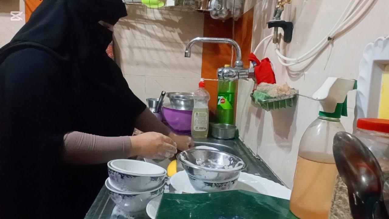 روتين يوم الجمعه عند ماما روحت لقيتها تعبانه والمطبخ مكركب دخلت نضفتهولها علي طول
