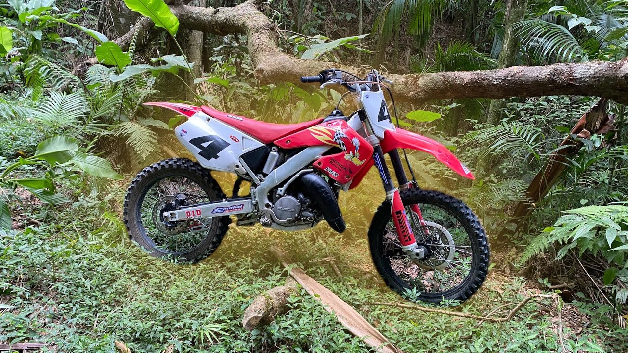 PRIMEIRA TRILHA COM A CR 125.