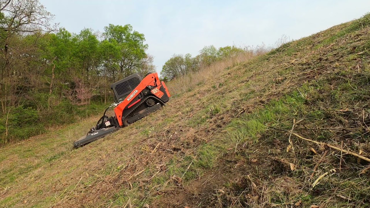 Кошение очень крутых склонов с помощью Kubota SVL65-2