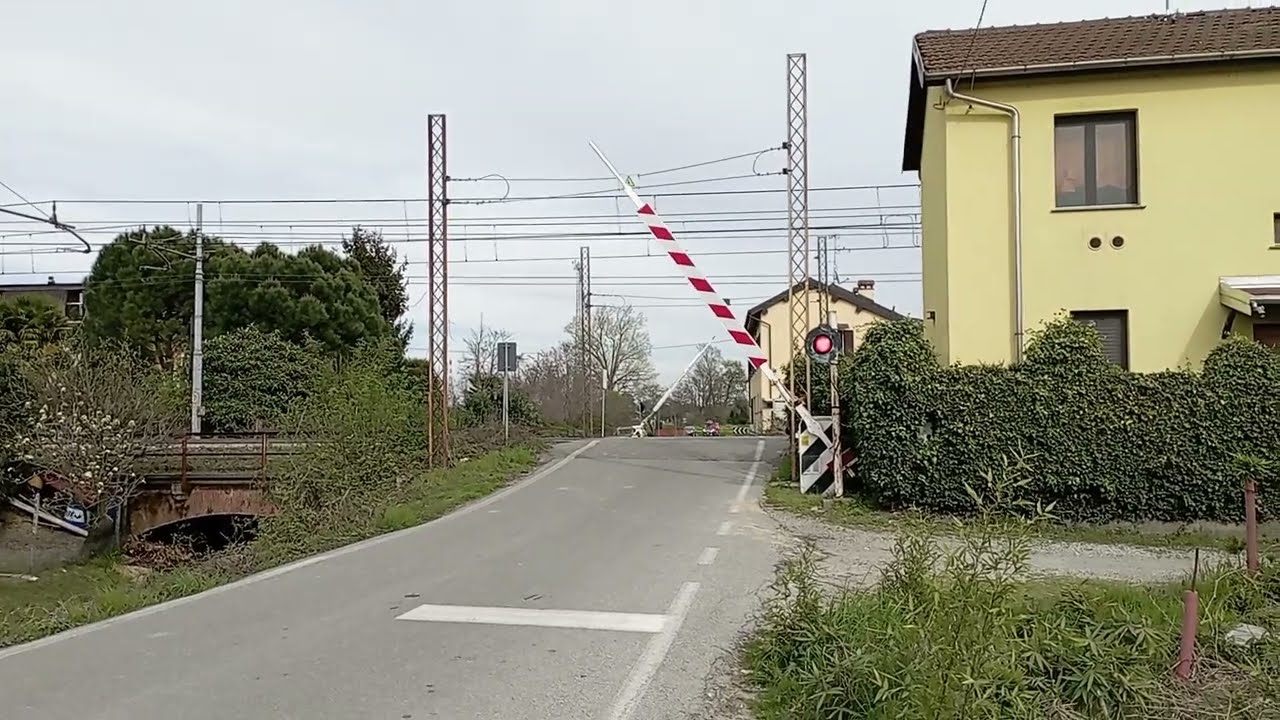 Passaggio a livello di Vignale (NO) - via delle Rosette. ALe501 
