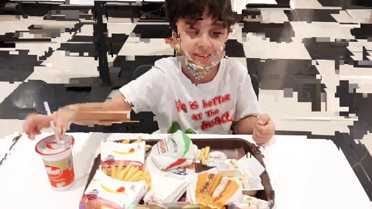 Efe pizza yemek istemedi oyuncaklı çocuk menüsü istedi.