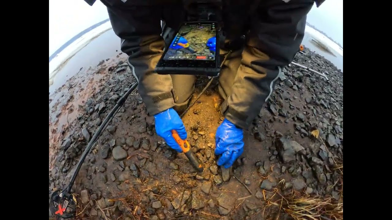 I found a piece of unfrozen ground and I'm trying to find something valuable there 🔴 Live Findings 