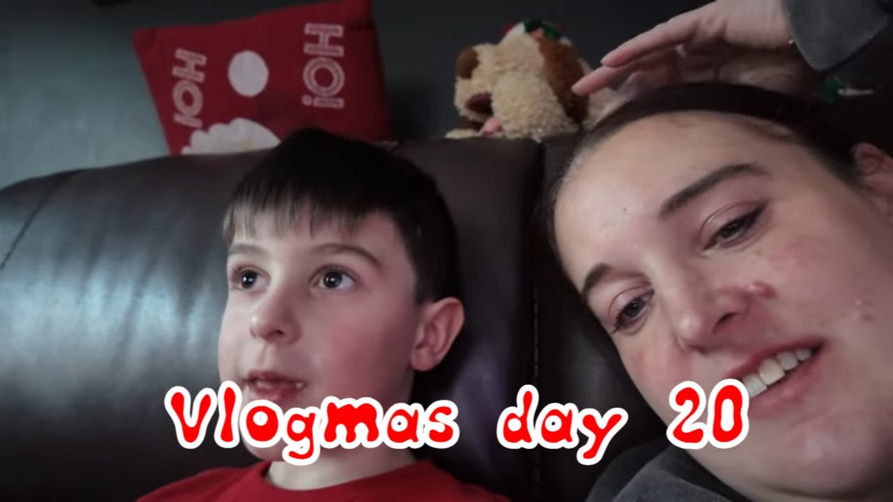 VLOGMAS DAY 20! MAKING ANOTHER HAMPER!