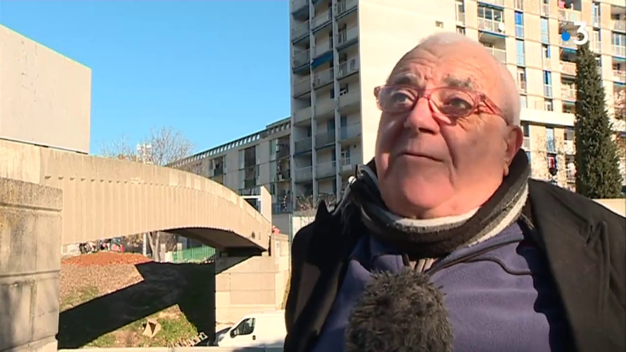 Nîmes : les 2 passerelles piétonnes au dessus de la N.106 seront-elles détruites ?