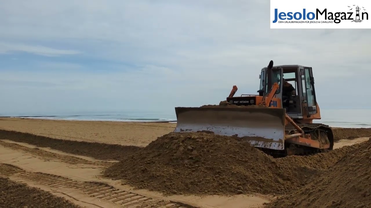 Sandwall als Schutz vor den Herbststürmen in Jesolo