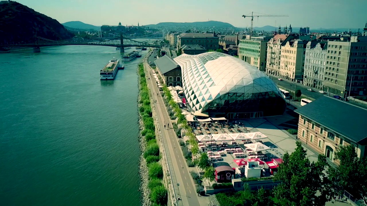 B&aacute;lna Budapest egy forr&oacute; ny&aacute;ri napon