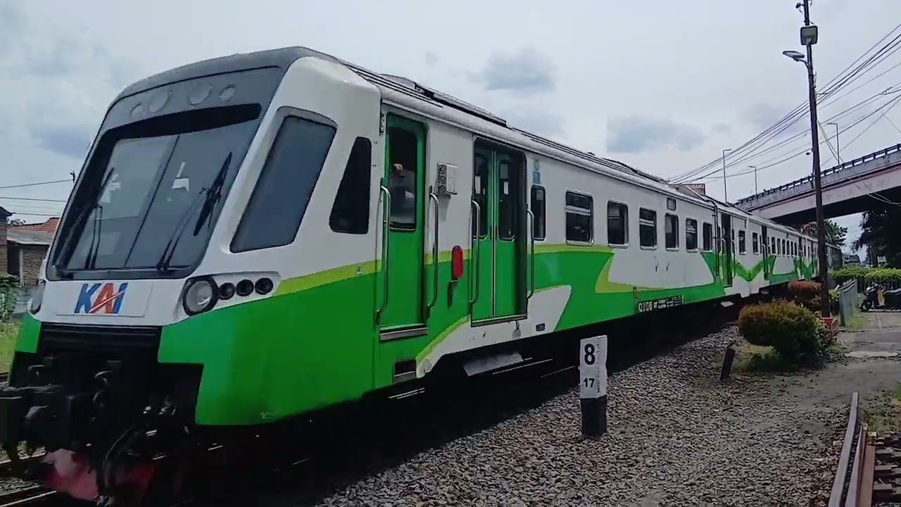 Ramainya!!! Perlintasan kereta ngebut  surabaya
