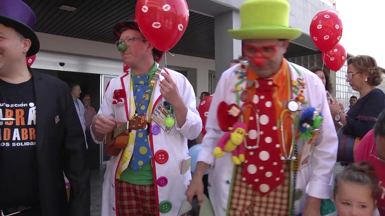 Lanzamiento de besos por el 'Día del Niño Hospitalizado'
