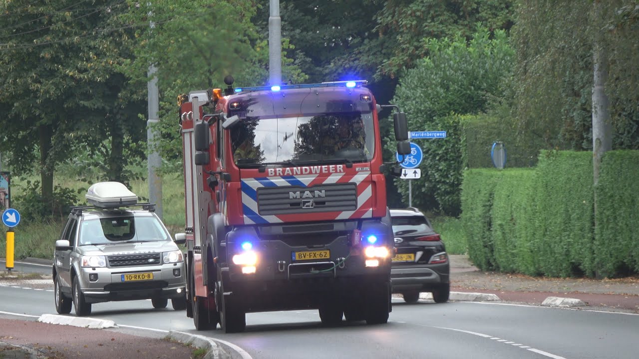 Brandweer Arnhem Hulpverleningsvoertuig 07-3671 met spoed naar een schoolbrand in Oosterbeek