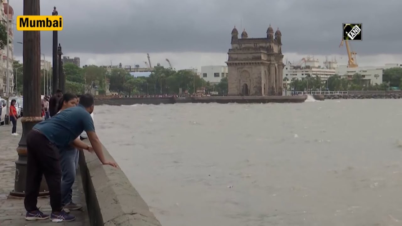Mumbai: High tidal waves witnessed near Gateway of India