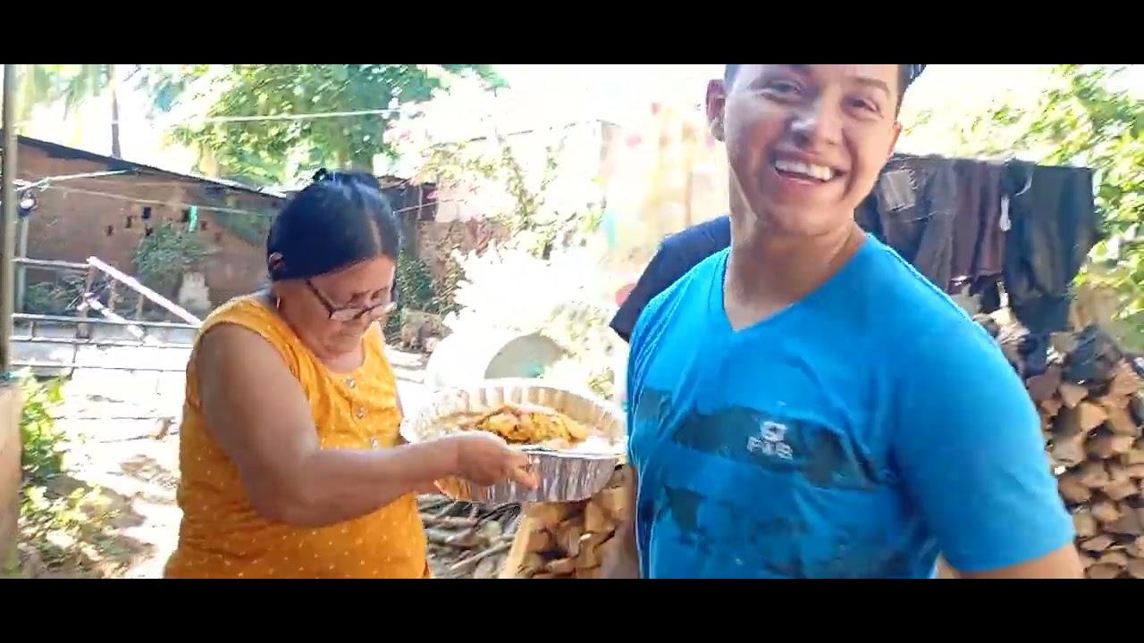 Tia lidia asiendo pollo horneado 😋para un integrante de @dennyuncleSV 