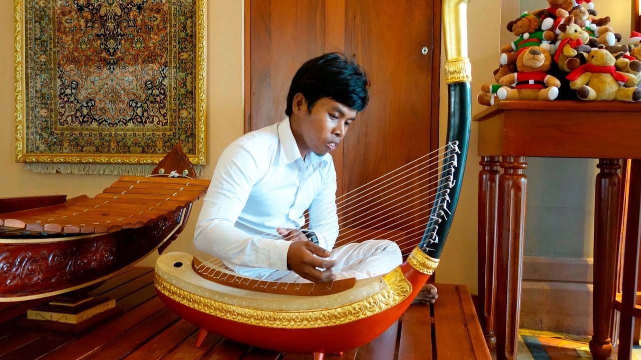 The Khmer harp by Chen Sopheak
