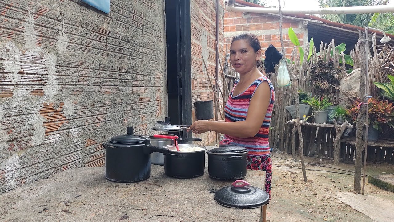 PREPARANDO UM GALO CAIPIRA PARA O ALMOÇO AQUI NA ROÇA 