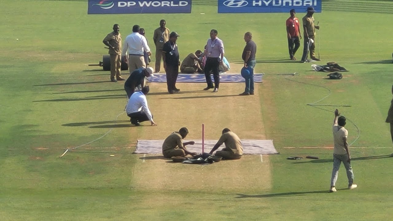 LIVE FROM MUMBAI: LAST MIN CHANGE IN PITCH? -TOP MOOD IN WANKHEDE STADIUM -BIG CHANGES IN PLAYING XI