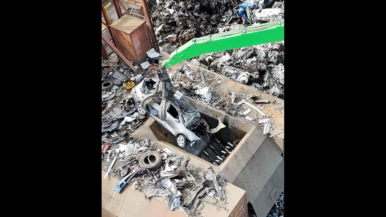 Car goes into Shredder Scrap Cars #elv #car #shredder #scrapmetal #scrapyard #recycling #fyp #foryou