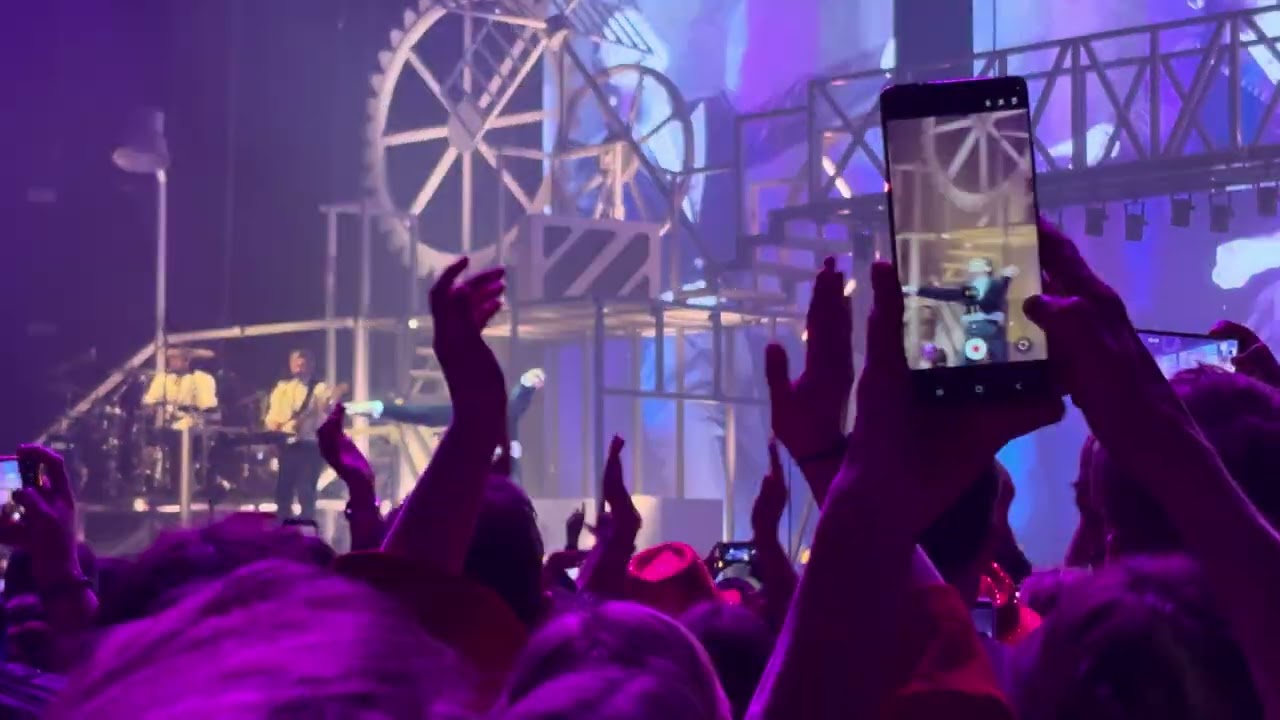 02 Mika Relax (Take It Easy) - Live Lille 15 février 2026