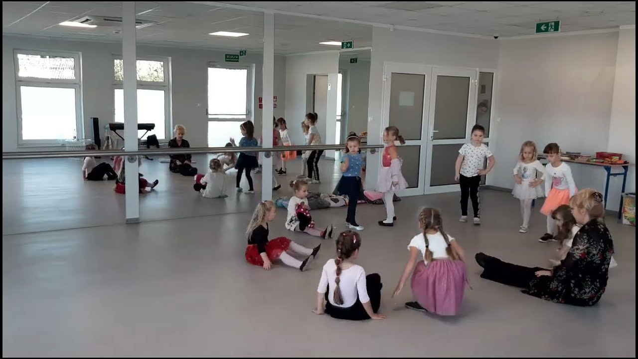 Zajęcia taneczne dla małych dzieci - ćwiczenia stópek. Centrum Edukacji Artystycznej Anna Machmar