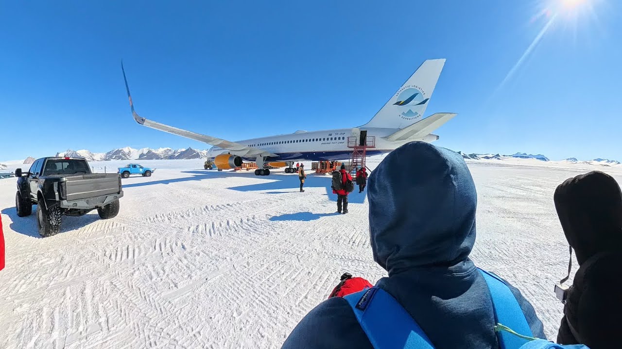 [4K | 360°] Stepping off the plane in Antarctica