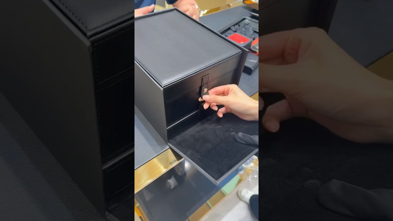 Vertu quantum flip phone #luxuryphone #smartphone #rich #unboxing #automobile #vertu #technology