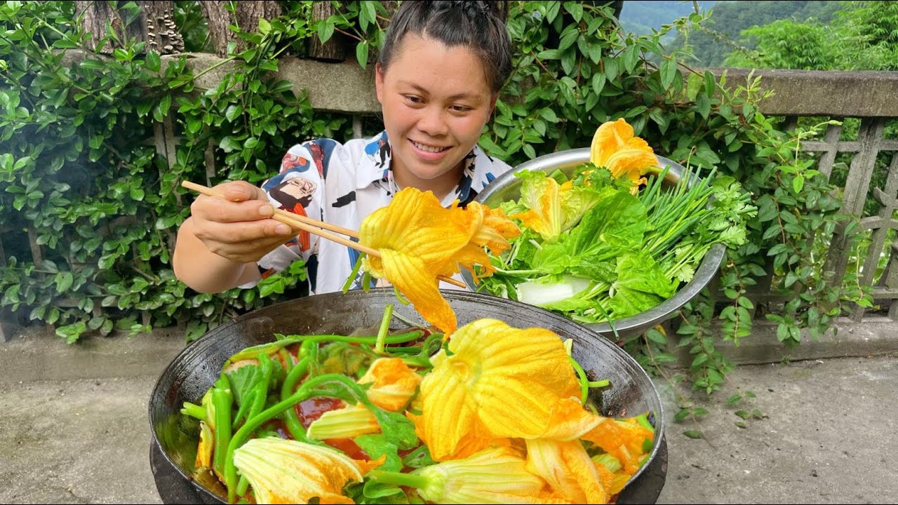 Eat delicious vegetable hotpot today今天摘了很多南瓜花燙火鍋，配上一堆蔬菜又香又辣也太好吃了