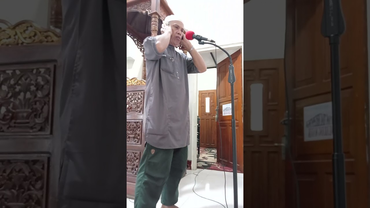 Adzan dzuhur di mesjid al ikhwan kompleks pasar lamaa mandonga kendari Sulawesi tenggara
