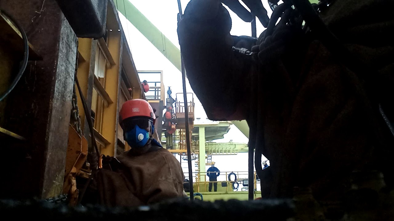 Me posicionando junto ao meu companheiro de trabalho, caldeireiro  dos 
