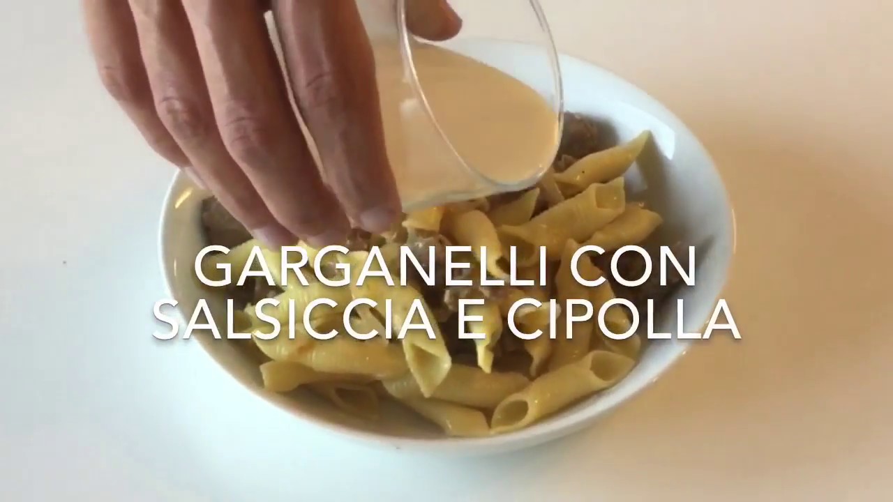 In cucina con Neri | Garganelli con salsiccia e cipolla