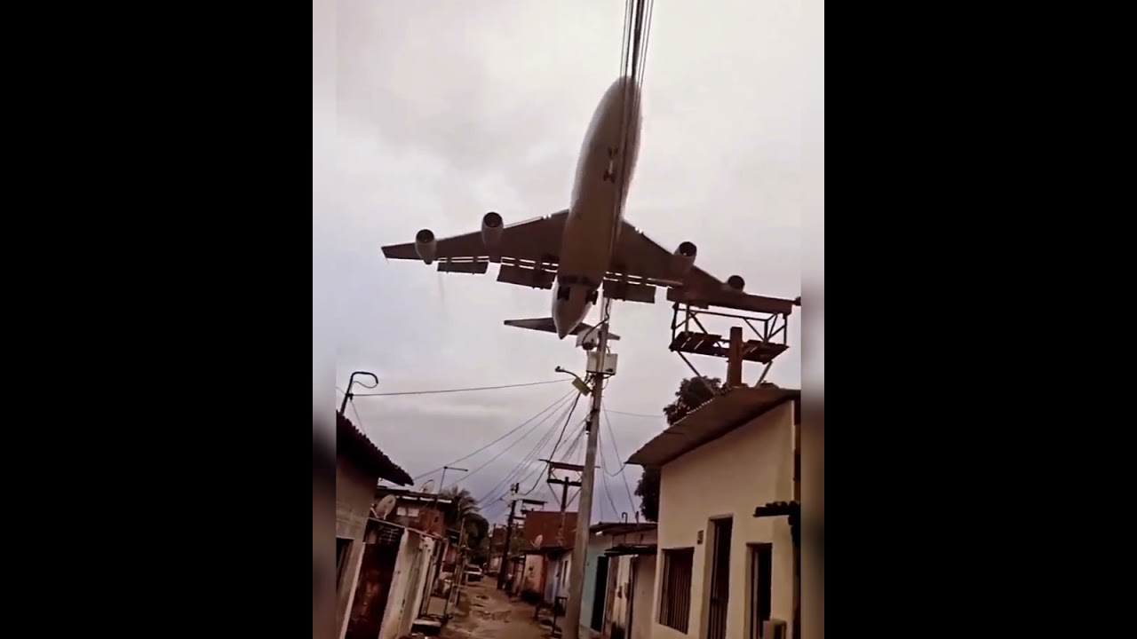 Avi&atilde;o voando muito baixo por cima de casas. #Shorts