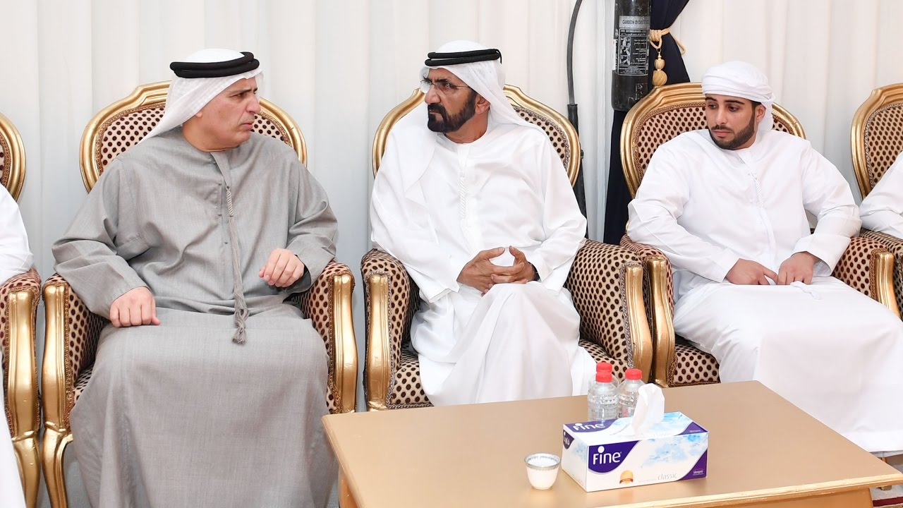 محمد بن راشد يقدم واجب العزاء في وفاة فهد مطر محمد الطاير