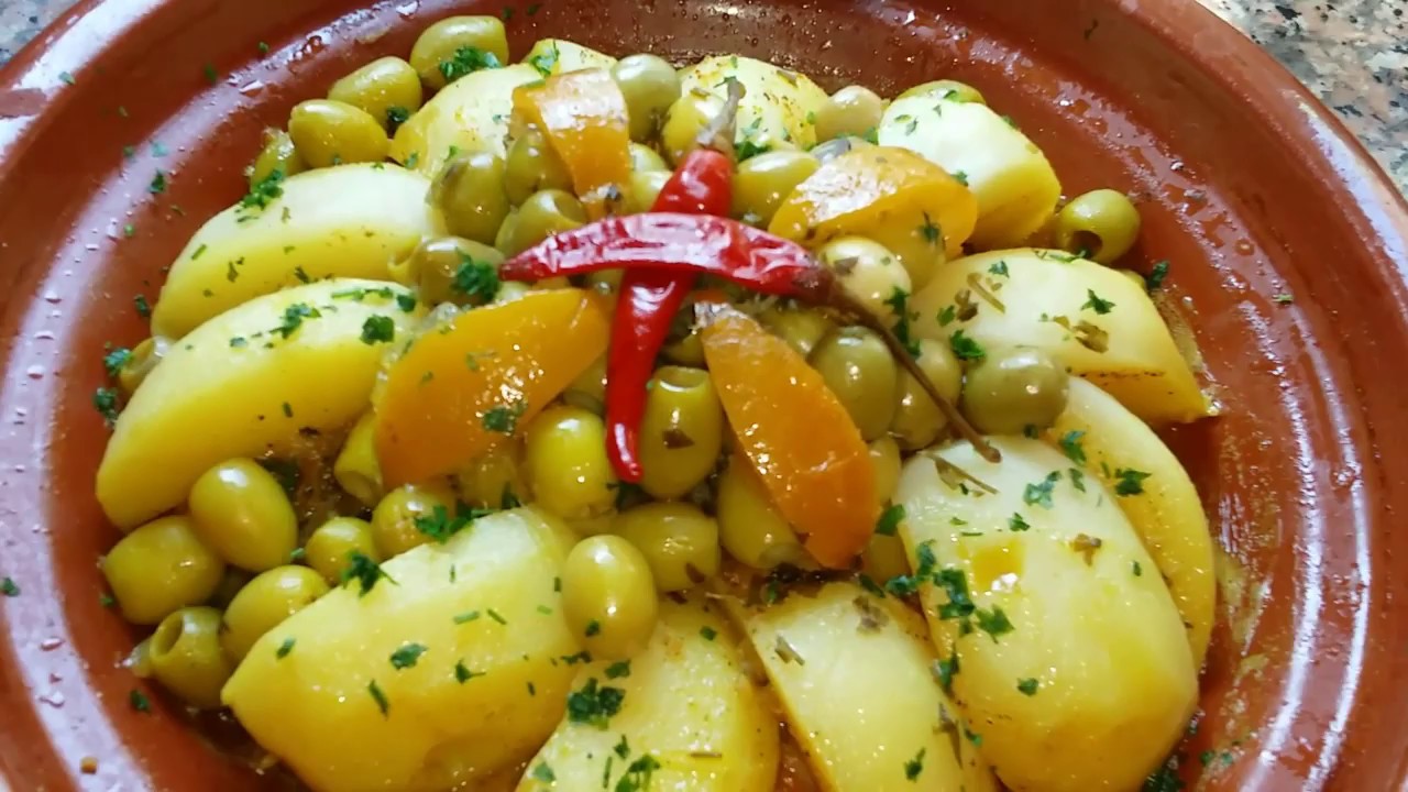 طاجين الدجاج البلدي بالبطاطا والزيتون معشوق المغاربة الصغار قبل الكبار