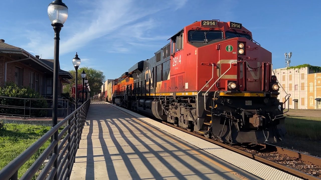 CN ES44AC 2914 Leads CN Z194