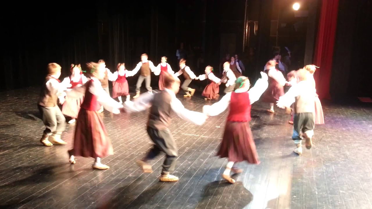 Tautisko deju skate - dejo 3.klašu kolektīvs