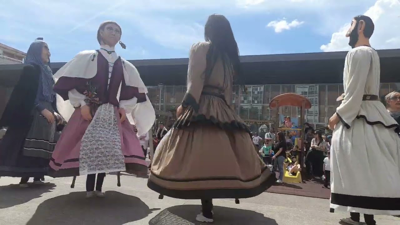 Txantreako erraldoiak 2025ko jaietan/Gigantes Txantrea en fiestas 2025
