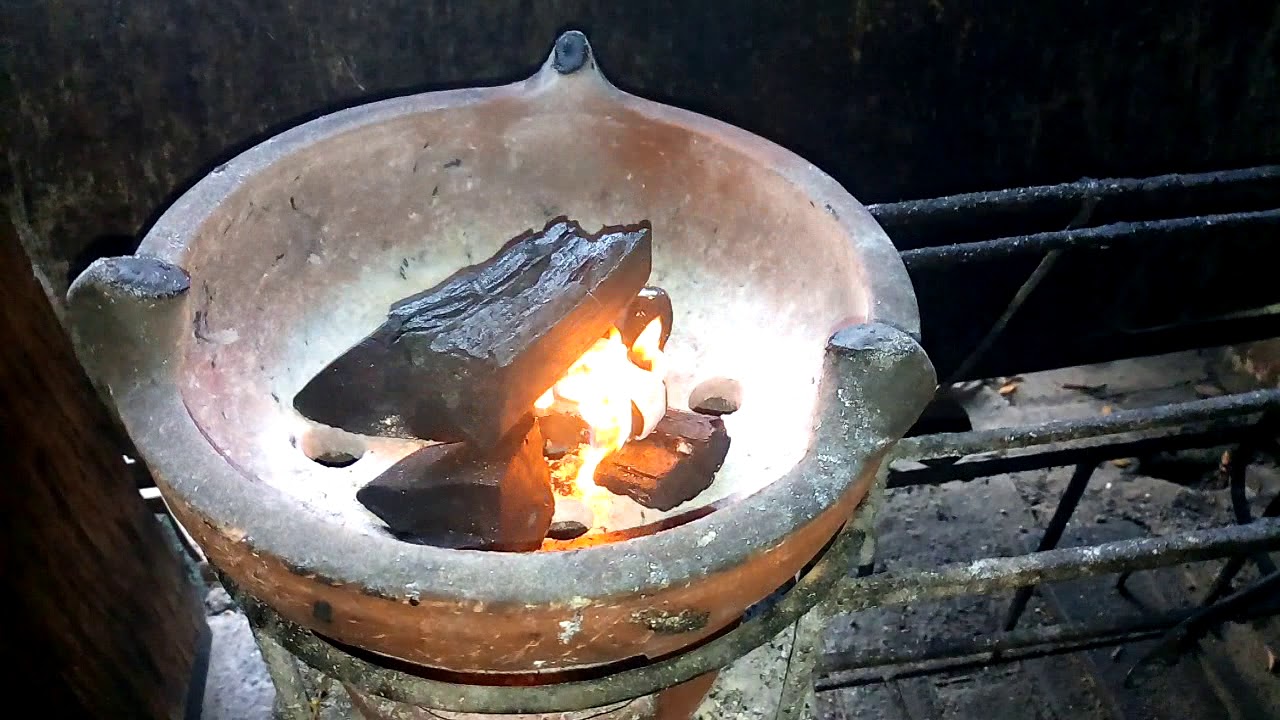 Cara Cepat Menyalakan Api di Tungku Arang | Masak Pakai Tungku Arang