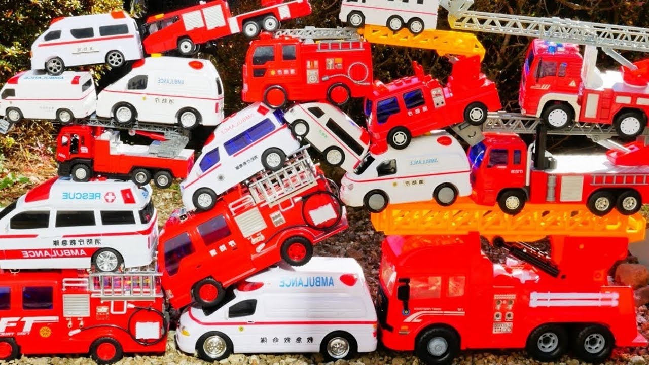 救急車と消防車が坂道を走る☆ 木の坂道で走行テスト！ Fire Engine & Ambulance Drive a Steep hill !