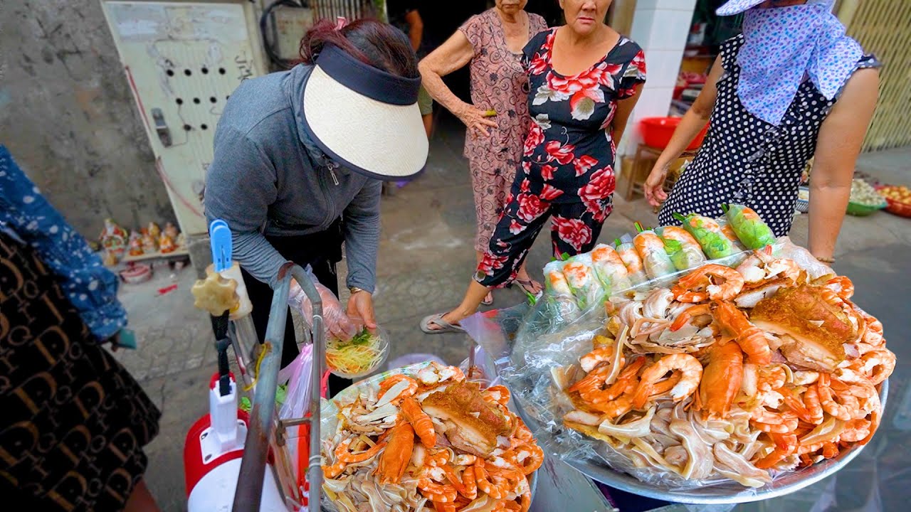 Khách vây mua vỡ trận xe gỏi bún mắm nêm ngon nhất Sài Gòn tái xuất bán lại, vì cả năm mới được ăn