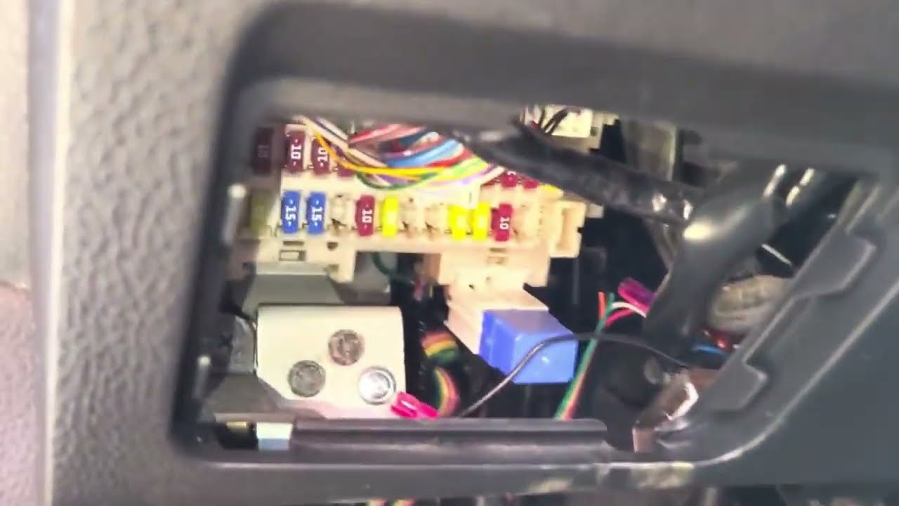 Nissan Altima 2012 Cómo Acceder e Identificar Los Fusibles y Los Relés
