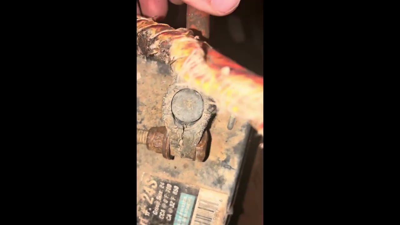 CHECKING THE BATTERY CONNECTION ON MY PAWPAWS OLD 424 INTERNATIONAL DIESEL TRACTOR