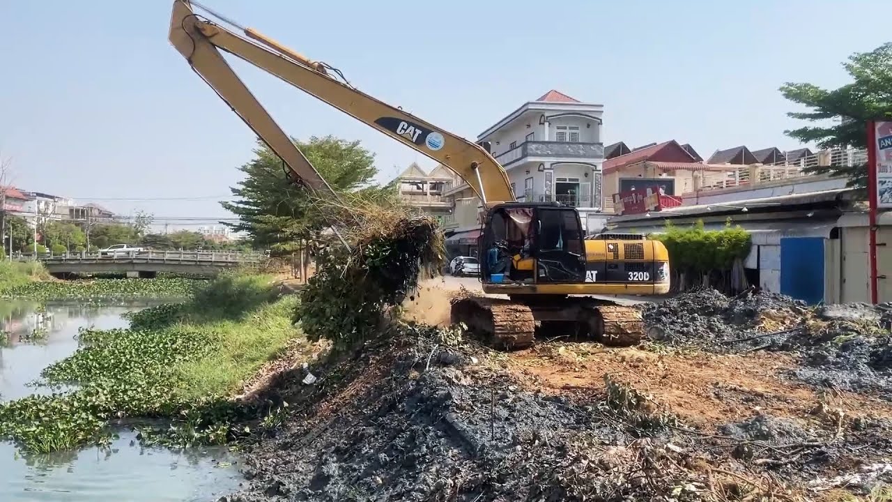 Best Excavator working to cleaning dirty canal Removing mud and water hyacinth out